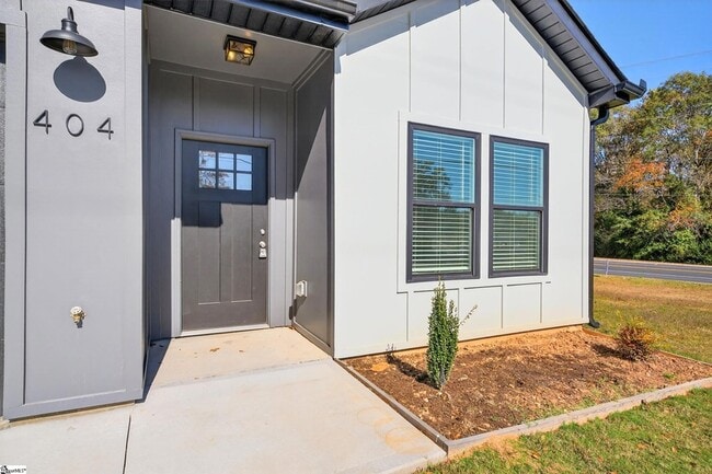 Photo - 404 Fairfield St