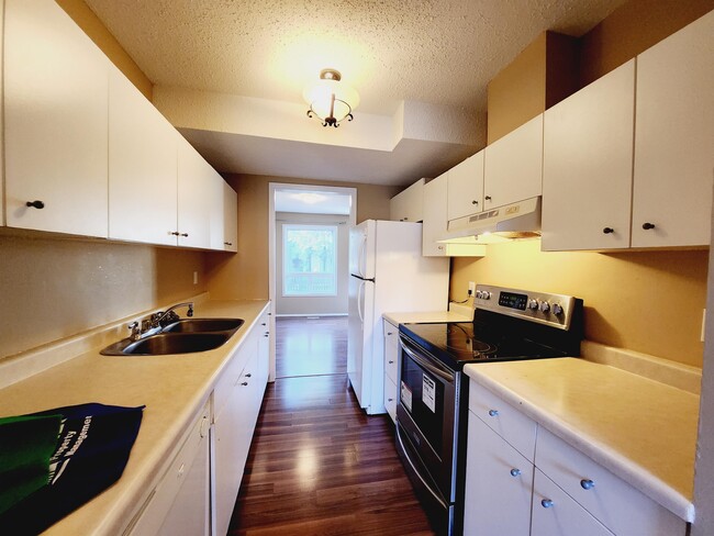 Photo - 636 Saddleback Rd NW