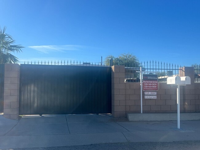 Building Photo - Newly Refurbish 2 Bed. 1 Ba. Duplex Apartment In Convenient Location Closed to Everthing