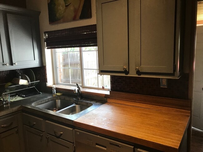 Photo - 825 Elati St