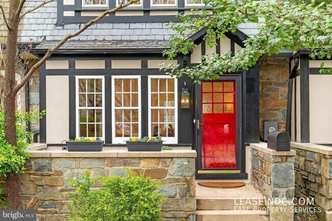 Photo - 4434 Reservoir Rd NW