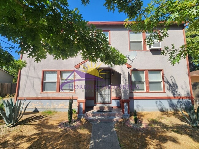 Building Photo - 2830 32nd St Unit 2