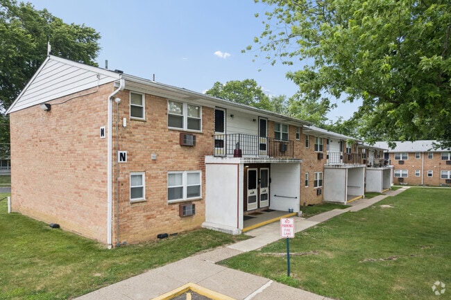 Building Photo - Hamilton Court Apartments
