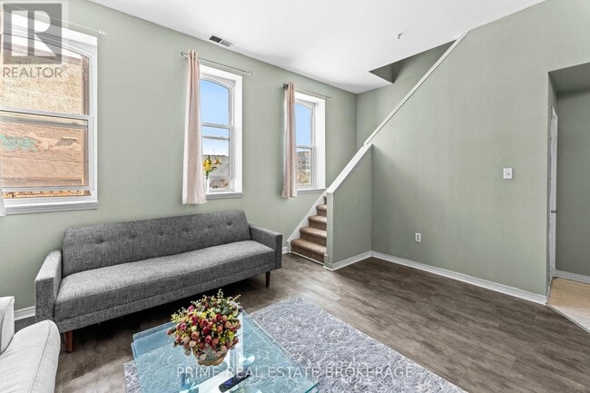 Photo - 366 Richmond St