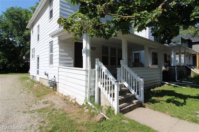 Photo - 945 Woodlawn Ave