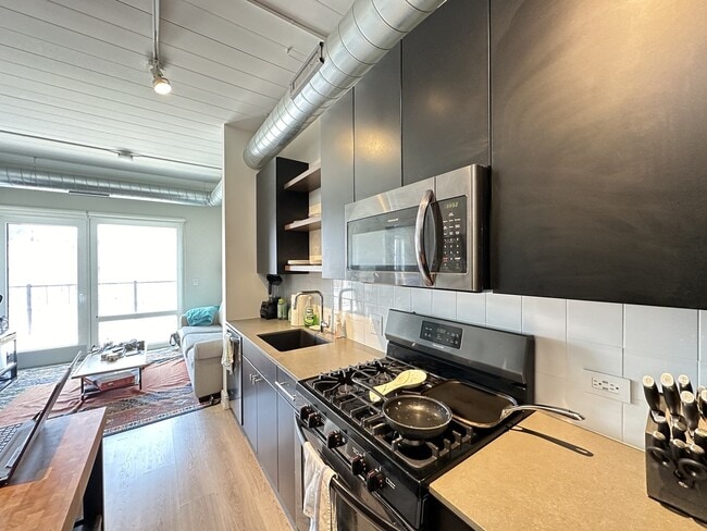 Photo - 941 W Belmont Ave Unit 306