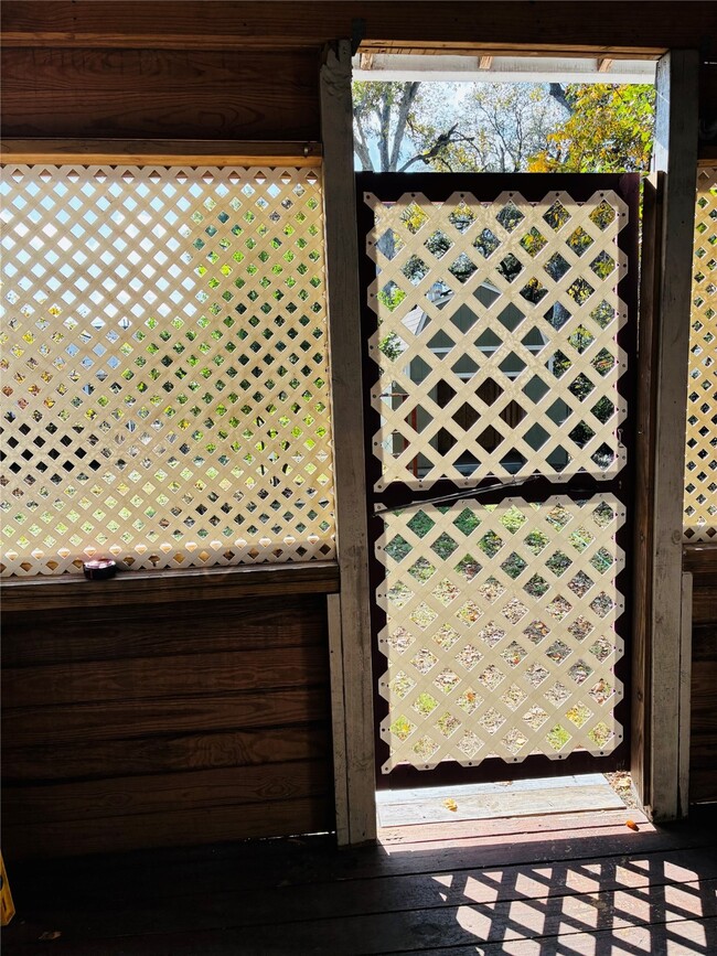 Photo - 702 Caplin St