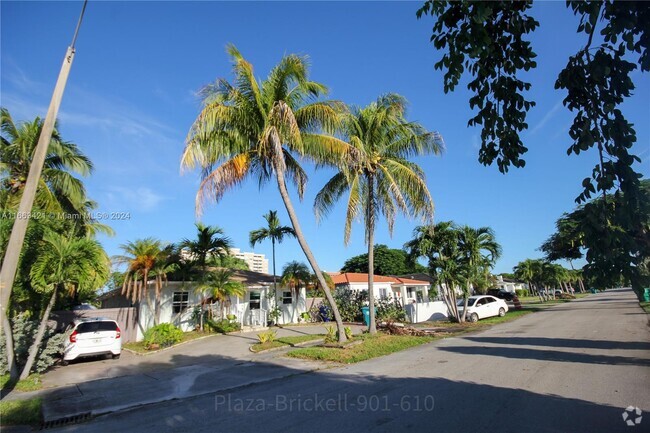 Building Photo - 2754 SW 36th Ave Rental