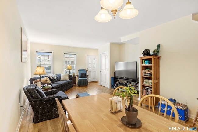 Photo - 17 Dolsen Pl