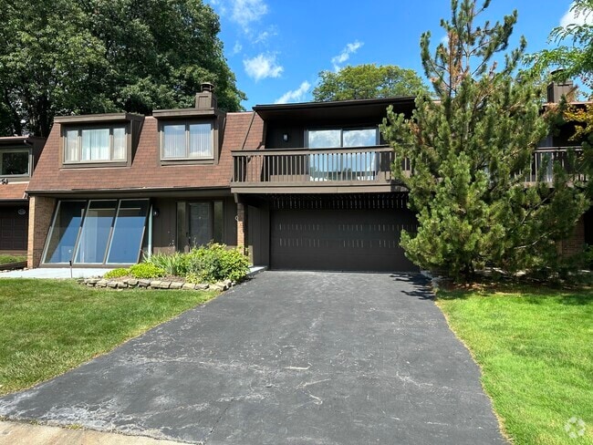Building Photo - 2136 Rhine Rental