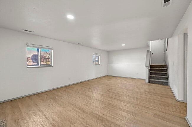 Photo - 330 Putnam Dr