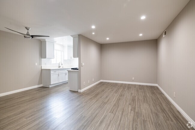 2BR, 2BA - 719SF - Living Room