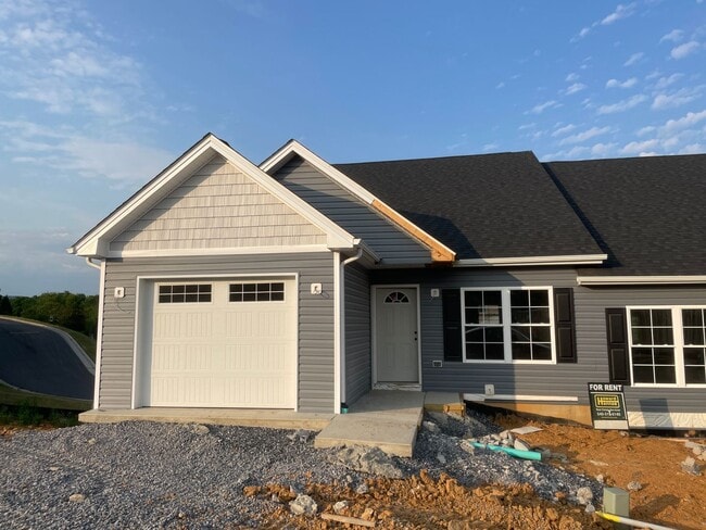 Building Photo - TripleCrown23 Unit 23