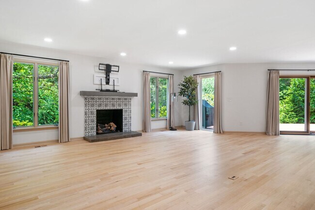 Photo - 5 Bed/4.5 Bath Undergrads OK Close to VT