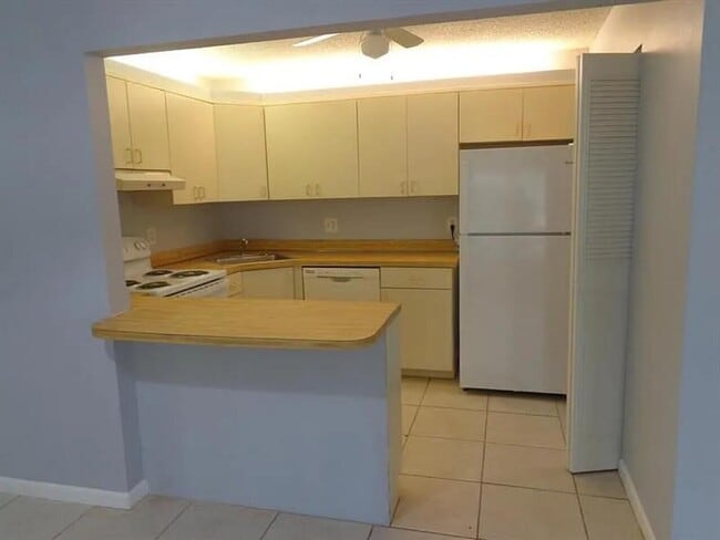 Building Photo - 3560 Pine Needle Dr Unit D1