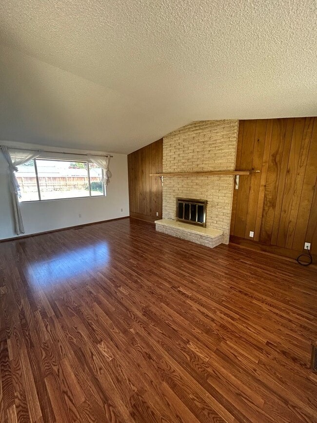 Photo - Spacious 3 bedroom, 2 bathroom with large ...