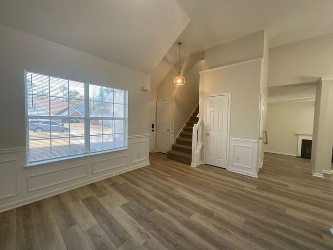 Photo - 3587 Oakshire Way SE