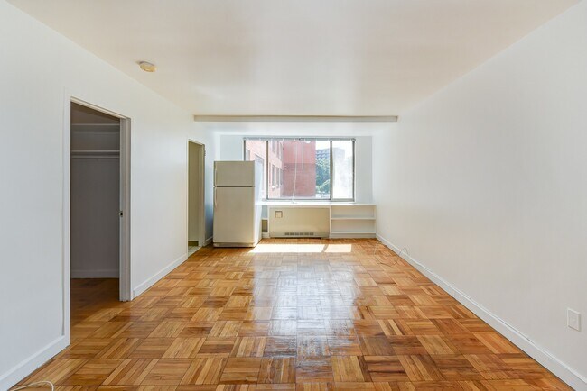 Photo - Spacious & Bright Studio at River Place West Unidad 713