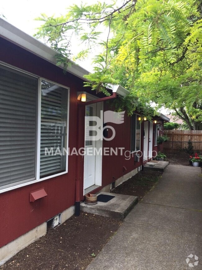 Building Photo - Well maintained Overlook neighborhood tri-... Rental