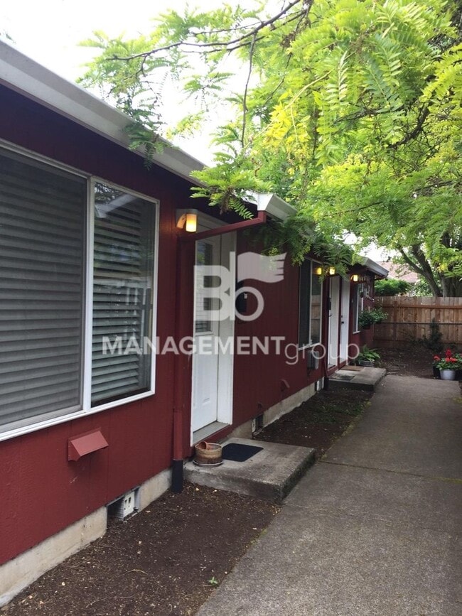 Well maintained Overlook neighborhood tri-... - Well maintained Overlook neighborhood tri-... House