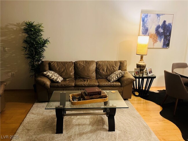 Photo - 353 E Bonneville Ave Unidad 573