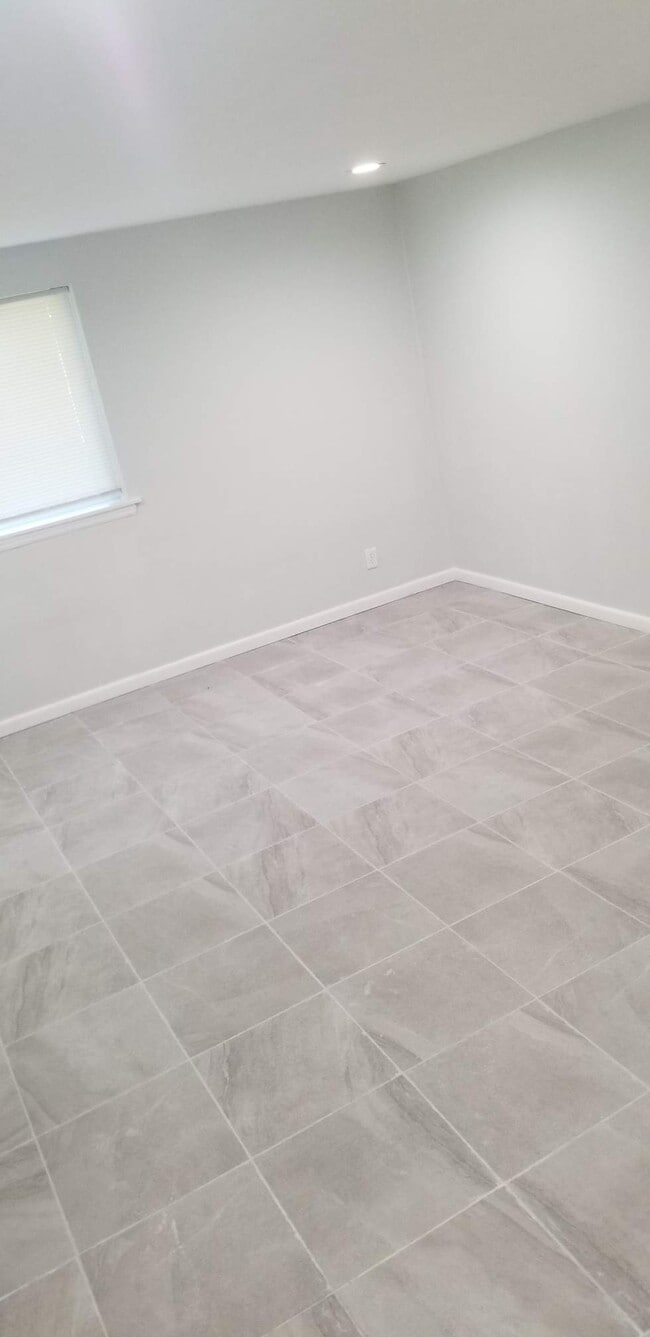 Photo - 307 College Dr