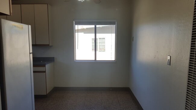 Photo - 2 bed/1 bath in fourplex. Hardwood floor, ... Apartamento Unidad C