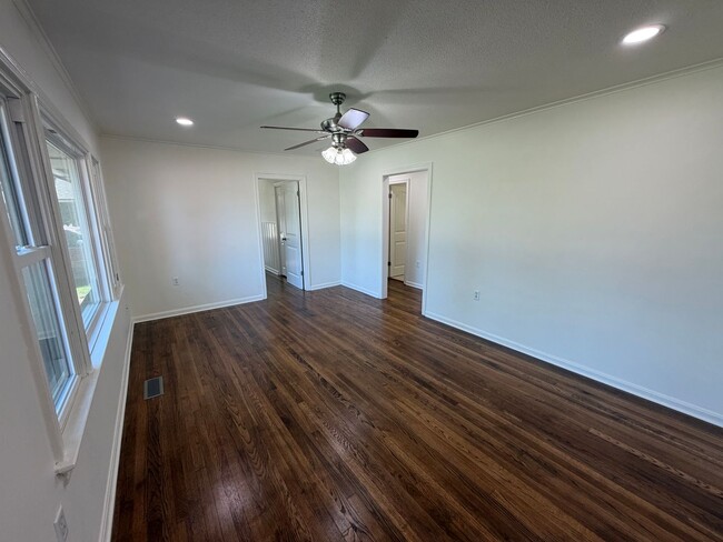 Building Photo - Bright, Updated 3 Bedroom Home with Modern Finishes