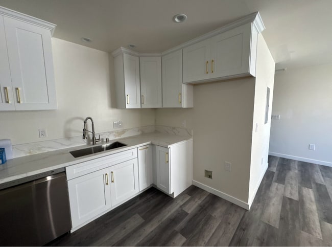 Building Photo - 3525 W Carson St Rental