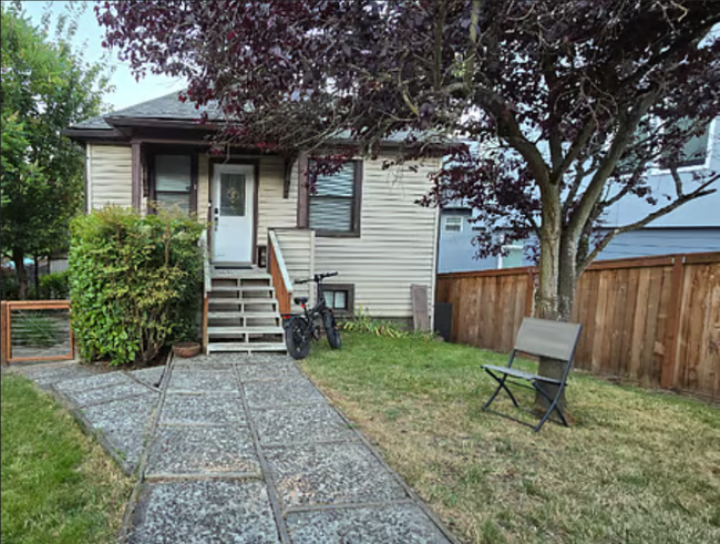 Private Fully-Fenced Yard and Upper Suite Porch and Entry - 1512 17th Ave S Casa Adosada