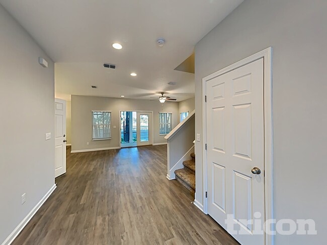 Photo - 498 Auburn Oaks Rd E