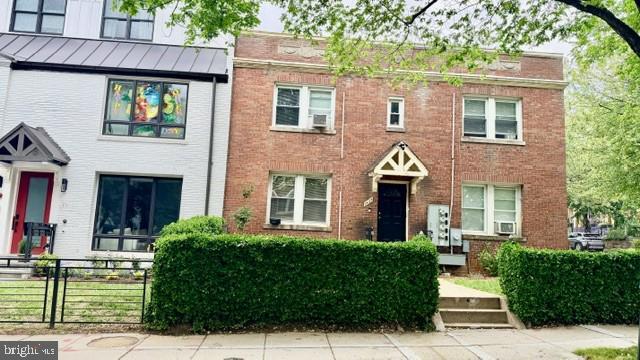 Building Photo - 1424 Staples St NE Unit 1