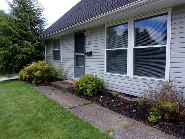 Building Photo - 1536 Briarwood Cir