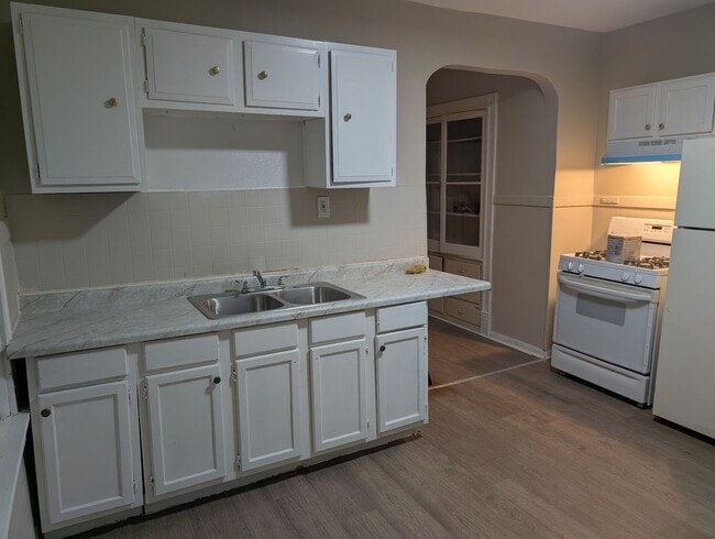 Building Photo - 2904-2906 N 27th St Unit Lower