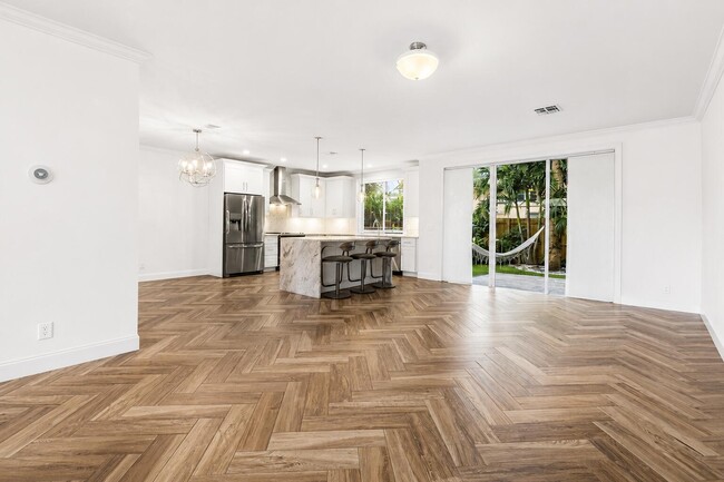 Photo - 350 SW 8th St