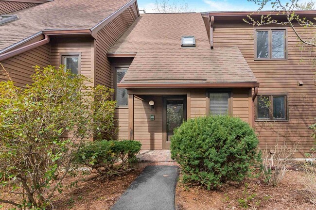 2BD/1.5BA Shelburne Townhouse - 2BD/1.5BA Shelburne Townhouse