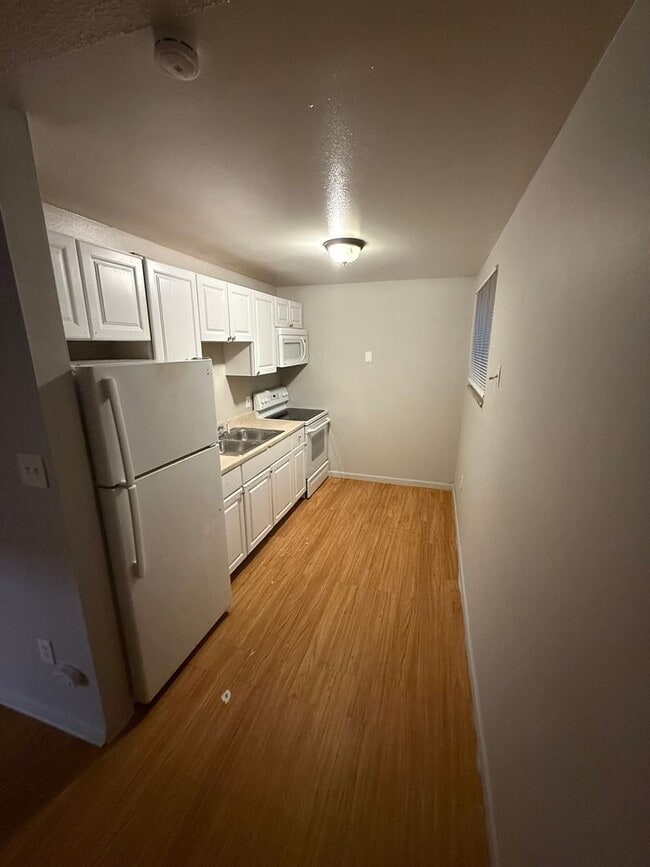 Building Photo - 1 bed, 1 bath Apartment in Aurora! Unit 102