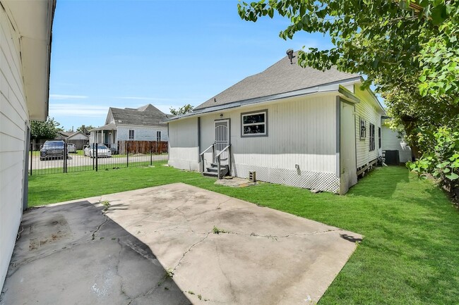1912 Gentry St