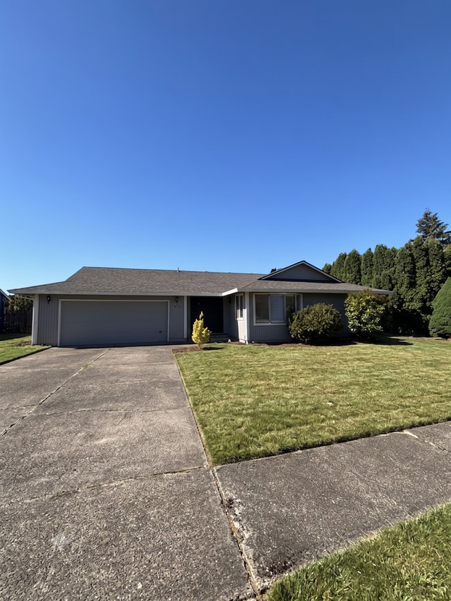 Building Photo - 3 Bedroom Home N side of Newberg