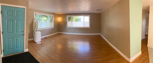 Spacious living room - 1152 NE Viking Ct