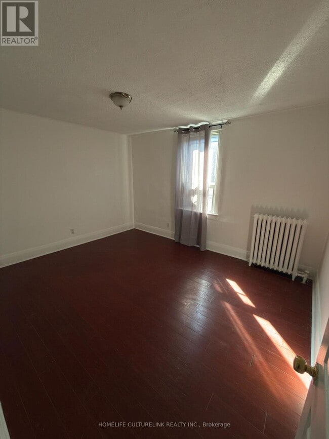 Photo - 158 Danforth Ave