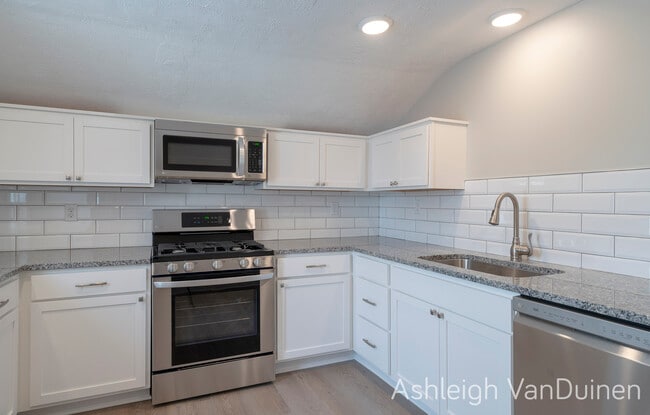 Building Photo - 823 Crescent St NE Unit 2