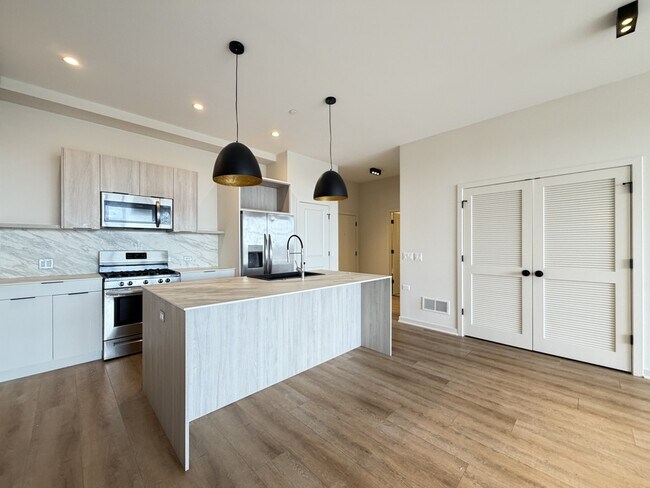 Photo - 3207 N Narragansett Ave Unit 703