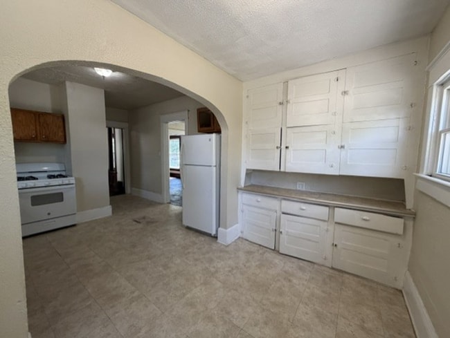 Photo - Room to Spread Out! 5-Bedroom Home with Covered Porch & Large Kitchen