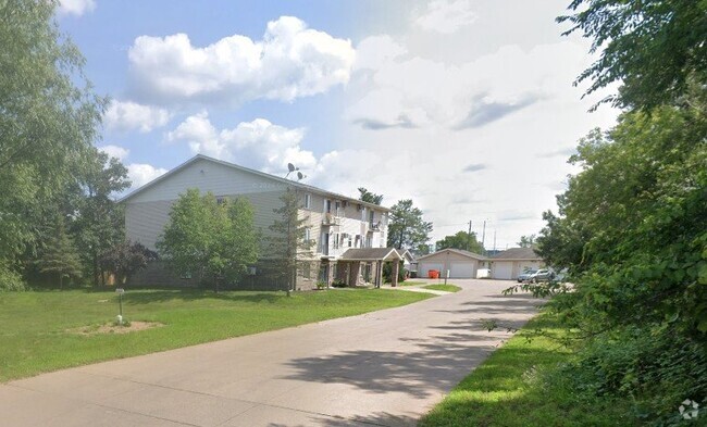 Building Photo - Large 2 Bed Apartment! Available Now! - 1/... Unit 7