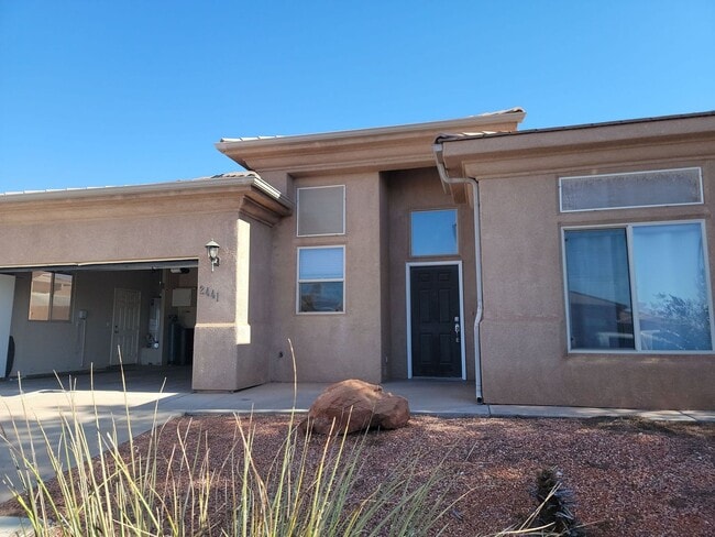 Gorgeous 3 Bedroom Home with Inviting Outd... - Gorgeous 3 Bedroom Home with Inviting Outd...