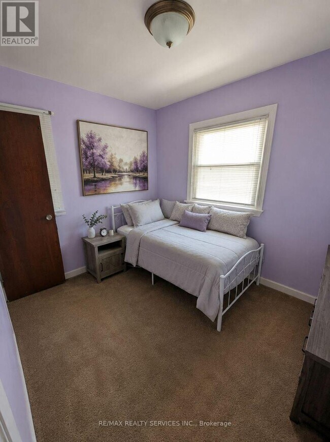 Photo - 215 Highbury Ave N