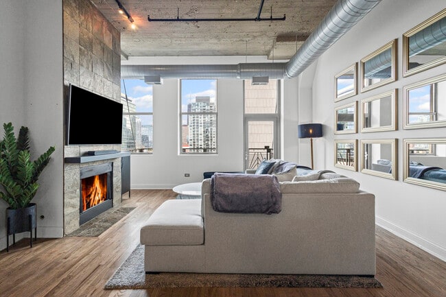 Photo - 758 N Larrabee St