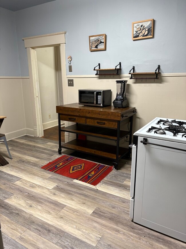 Kitchen - 302 W Illinois St