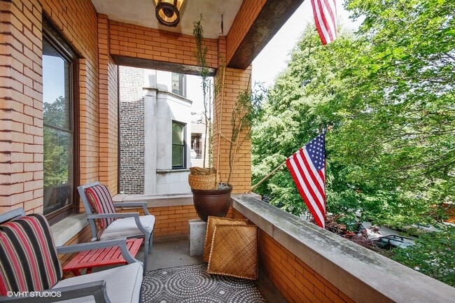 Front Porch - 725 W Brompton Ave Unit Apartment 2